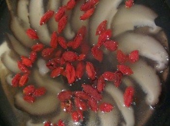 step6: 取一深盤，先擺入香菇，枸杞在淋上一些湯汁(冰入冰箱約20分鐘)讓香菇定型