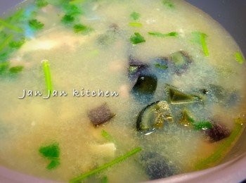 step6: 下皮蛋煮一會及蠔肉回鍋，加入飯攪拌即成，可以少許鹽或胡椒粉調味。建議下飯後盡快享用，否則飯會索乾湯水，如不即時進食，可到吃時才將飯與湯拌勻。