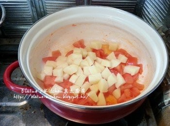 step4: 煲內加少許油燒熱 , 下蕃茄粒炒至出茄油 , 逐一加入薯仔粒