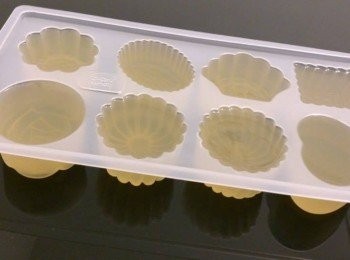 step4: 將桂花水加入，攪勻，稍為放涼後倒入模具，待完全涼透後，存入放雪櫃冷藏凝固四小時以上。