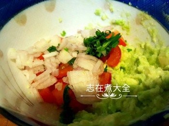 step3: 牛油果加入乾蔥、芫荽及車厘茄拌勻