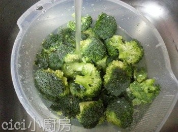 step2: 用2湯匙粗鹽水將西蘭花浸半小時，浸完後沖洗幾次，瀝乾水份。