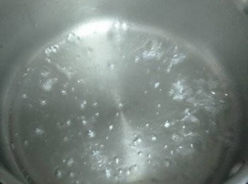 step13: 水晶面的材料倒入鍋中，煮滚，熄火，摊暖