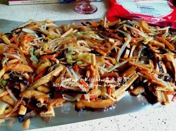 step13: 最後加入粉絲及銀芽拌勻 , 盛起放在錫紙上靜待20分鐘至涼