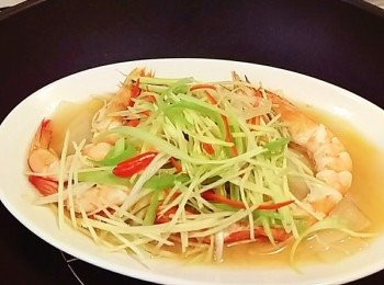 step4: 關火放上薑絲蔥絲辣椒絲蓋上鍋蓋約悶30秒即可