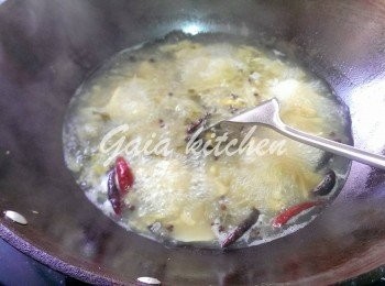 step6: 滾到魚熟同酸菜味出咗之後，放小小鹽、雞粉、糖…