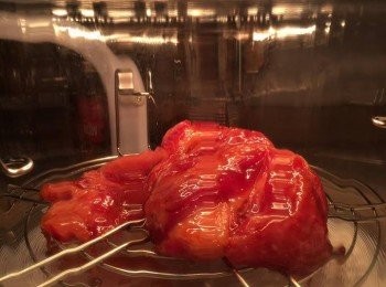 step4: 今次係用光波爐去焗，先把爐預熱, 跟住放入梅頭肉以250℃焗12分鐘