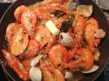 step13: 拌炒到蝦子红了，就可以將剩下的奶油再切ㄧ半後加到鍋裡。拌勻即可起鍋。