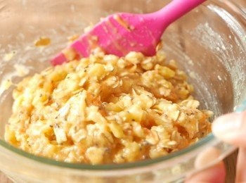 step4: 加入甘筍蓉、雞蛋、燕麥片和奇亞籽拌勻。