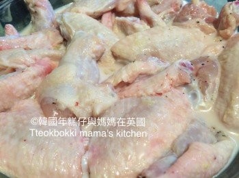 step3: <a href="https://bit.ly/3zHU5V3" target="_blank" data-keyword="雞翼" class="guide-link"><strong>雞翼</strong></a> <span style="display:inline-block;vertical-align:middle;margin-top:-3px;color:initial;border-radius:3px;padding:2px 3px;font-size:12px;line-height:14px;background:#87d300;color:#fff;">即買</span> 用牛奶、蒜蓉1茶匙、適量鹽和胡椒粉拌勻醃大約20分鐘。
(用牛奶來醃一醃<a href="https://bit.ly/3zHU5V3" target="_blank" data-keyword="雞翼" class="guide-link"><strong>雞翼</strong></a> <span style="display:inline-block;vertical-align:middle;margin-top:-3px;color:initial;border-radius:3px;padding:2px 3px;font-size:12px;line-height:14px;background:#87d300;color:#fff;">即買</span> 可以去除雜味及令雞肉變滑些。)
預熱煱爐至200度。