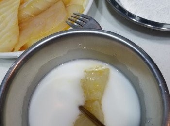 step2: 魚柳蘸上濕生粉，再拍乾生粉，拍走多餘的。