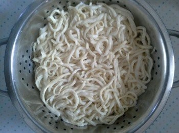 step4: 4)燒熱鍋，開中大火，倒入伊麵在沸水中煮至軟，即撈起瀝乾。