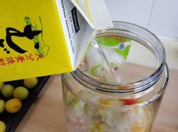 step5: 將燒酌倒入瓶子內。