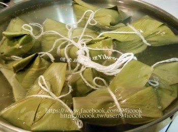 step6: 下鍋煮囉~陣陣月桃葉香味傳來~~~