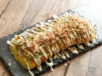 step10: 用碟子一邊反轉蓋在鍋上，一邊翻轉鍋子上碟。依次掃上大阪燒醬、唧上日式蛋黃醬、灑上海苔粉和放上柴魚片即成。