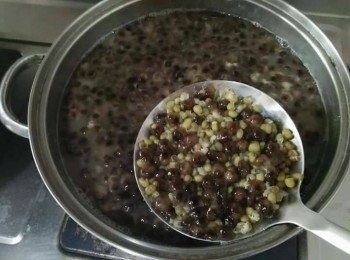 step4: 粉圓煮開了15分鐘後就可以熄火，讓粉圓自己吸收水份，再重新煮第二回加水攪拌開始煮到滾，直到又滾了15分鐘後，再重覆熄火，這樣粉圓也差不多熟了，把粉圓的水倒掉，取鍋中的粉圓倒入煮好的綠豆鍋中，接著加入酌量的砂糖，邊攪拌，