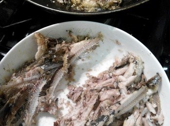 step1: 把魚去腸洗淨，放入油鍋煎至金黃色，約10分鐘，撈起去掉鱼骨備用。