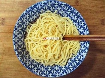 step3: 醃肉時來煮麵：水滾後，加鹽，放入義大利麵，燙8~10分鐘（依自己喜歡的軟硬度決定）後撈起，放入碗中，倒入少許香油拌一拌。