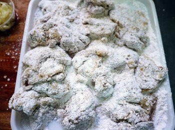 step4: 裹上地瓜粉或酥炸粉。反潮後再重新輕輕按壓一次粉(這樣油炸比較不易掉粉）