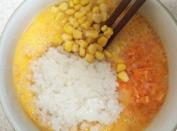 step4: 準備一個大碗將蛋及所有<span class="group_2">調味料</span>打散後，加入蒟蒻晶米、玉米粒、紅蘿蔔、蔥花攪拌均勻。