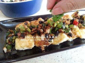 step13: 淋上豆豉醬 , 最後灑上蔥絲即可