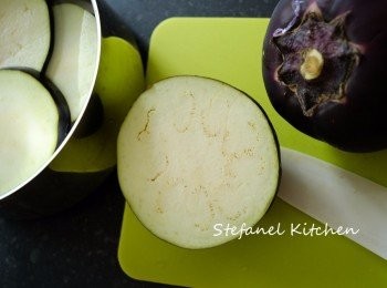 step1: 準備大碗內加入水及半茶匙醋，以防茄子變色，清洗乾淨茄子後，切片約半厘米厚，切後即放入醋水中浸1分鐘後瀝乾水