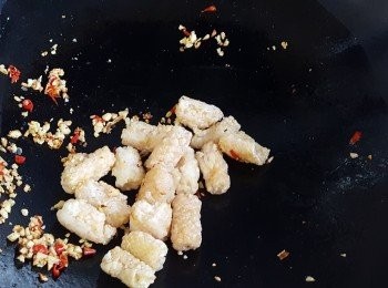 step6: 最後加入炸好的魷魚炒勻即可。