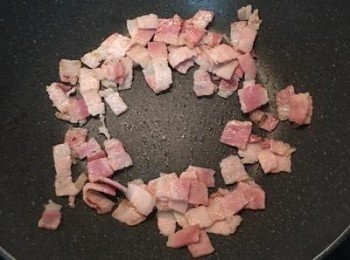 step2: 鍋內放少許橄欖油炒香培根。