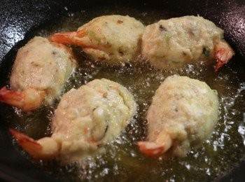 step10: 然後放入油鍋中，煎或炸至兩面金黃色即可。