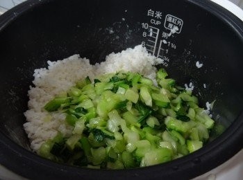 step4: 當飯煮至最後3分鐘的時候，開飯蓋然後，將蔬菜粒倒入，