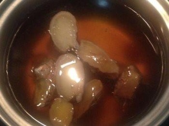 step7: 薑拍過後切片放入水中，煮滾後轉小火再煮15-20分鐘，最後放入紅砂糖(可另外加半匙黑糖增加香氣),這次用了不會讓血糖急升的棕櫚糖,又香又沒罪惡感。