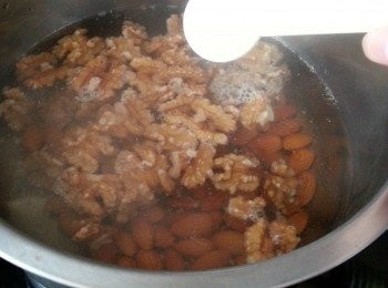 step1: 煮滾水後落各雜果仁煮滾,加入1茶匙食用梳打粉,水滾後熄火焗20分鐘