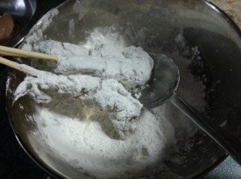 step6: 將蝦沾滿生粉