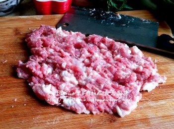 step1: 半肥瘦梅頭肉切絲再切粒後剁成肉餅狀 , 木耳絲浸水至軟身 , 薑蘑成薑汁