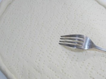 step11: 用叉子在披薩<span class="group_2">餅皮</span>上戳好多小洞~~