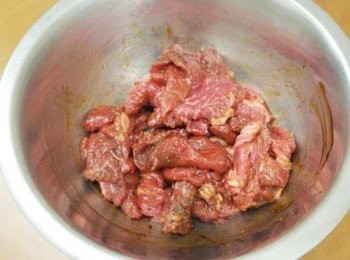 step1: 將牛肉片切成適當大小~ 加入沙茶醬.蠔油.米酒及鹽抓一下!!