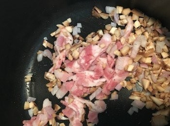 step2: 將菇頂、煙肉及洋蔥切粒