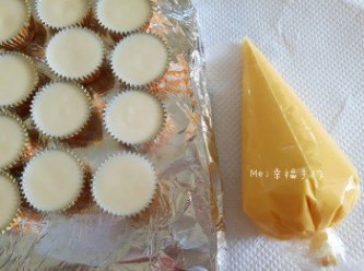 step3: 將檸檬巧克力隔水加熱融化後放入三明治袋裡，前端剪小洞