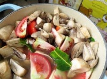 step10: 加入紅辣椒醬及紅辣椒，番茄,草菇隨後放入蝦煮2分。