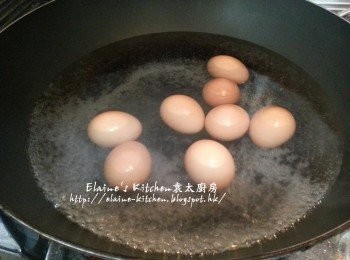 step1: 雞蛋沖洗乾淨 , 放入加入水的鑊中煮滾
