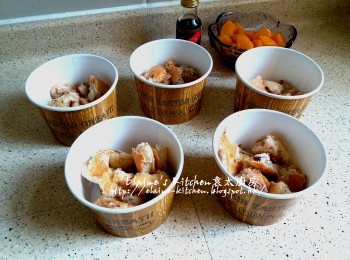 step4: 麵包粒適量放入每焗杯內