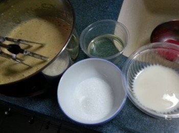 step5: 再加入菜油.20g砂糖.牛奶打勻