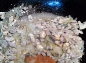 step4: 5。不用洗鍋放入橄欖油少許，再放入絞肉，炒至絞肉變白即可加入炒好的洋蔥，翻炒幾下，再加入蘑菇，翻炒後再入打好的番茄汁。加入適量的水，煮滾後一次加入鹽，冰糖煮約8~~10分鐘後試味道(需要略鹹一些因為要再扮麵或飯，)顏色可以加入醬油略調顏色即可。關火後帶涼後可分裝約一份份，放冷藏約3，4天，放冷凍約可儲藏約20天