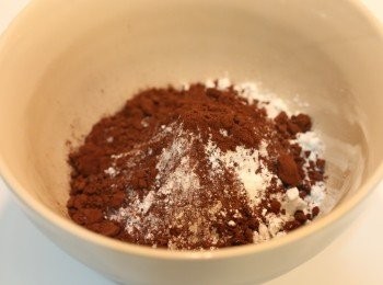 step3: 麵粉、可可粉及鹽過篩後把所有材料拌勻