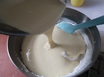 step5: 再把蛋王糊倒回蛋白內拌勻