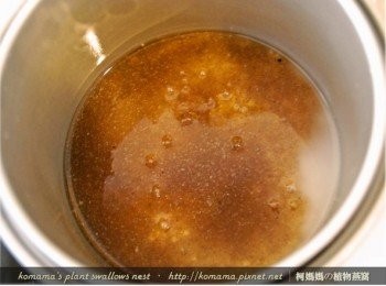 step2: 將洗好的生米與黑木耳養生露放入至電鍋中，用一米量杯的水來蒸煮。