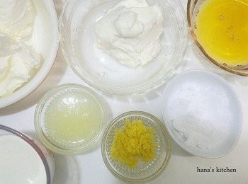 step1: 蛋糕模鋪底部模紙,吉利丁粉倒入50ml水中15~20分鐘備用,<span class="group_4">餅乾底</span>用奶油微波溶化.