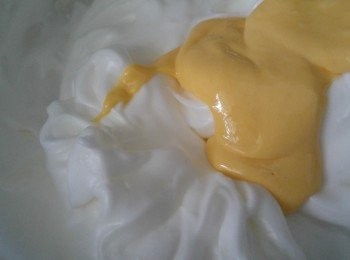 step3: 將1/3蛋黃麵糊跟蛋白輕手混合後,再將餘下的2/3蛋黃麵糊全部合拼攪勻。