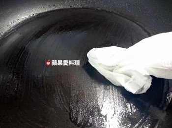 step4: 取出平底鍋，放少許油，用廚房紙巾將油抹勻鍋底。