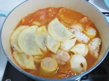 step7: 滾了之後~~ 放上火鍋料們:)